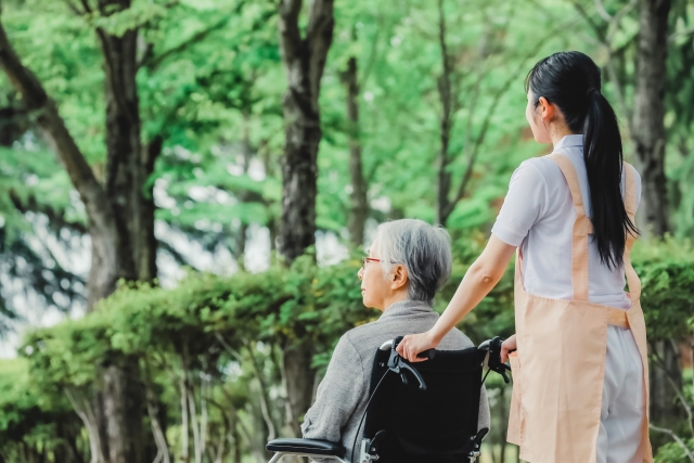 要介護認定・介護保険サービスの概要　ケアマネージャーの役割と地域包括ケア