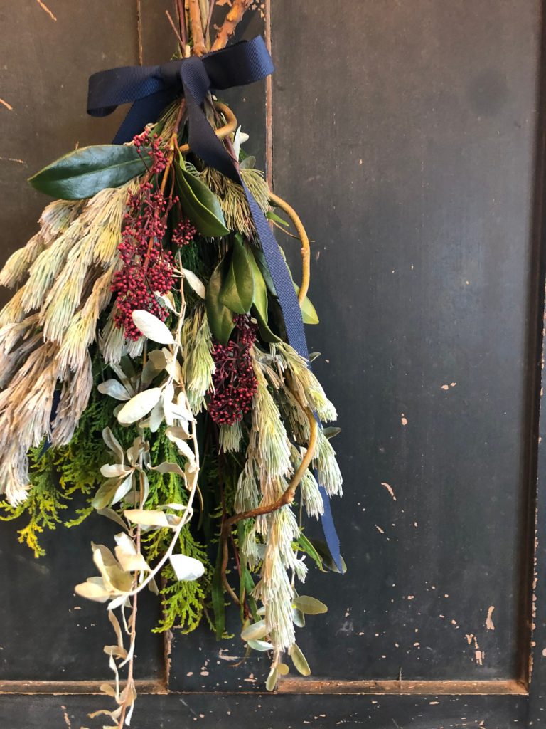 クリスマスグリーンと赤い実のスワッグ作り