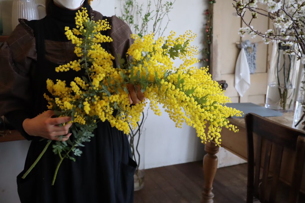 ミモザとグリーンのスワッグ作り