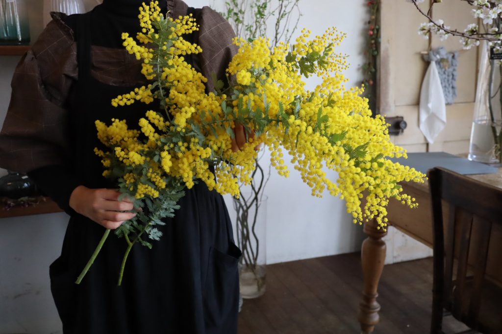 ミモザとグリーンのスワッグ作り