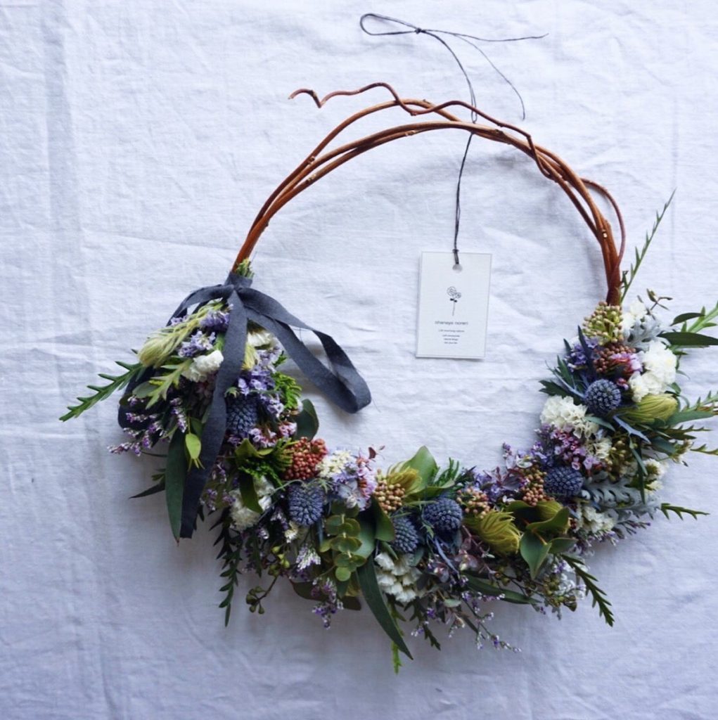フレッシュな花材でハーフリース作り