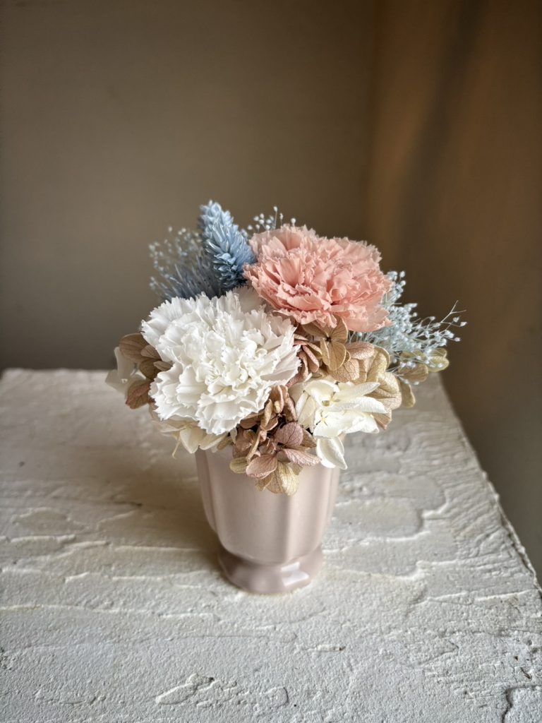 母の日に送るカーネーションのプリザーブドアレンジメント※ラッピング付き